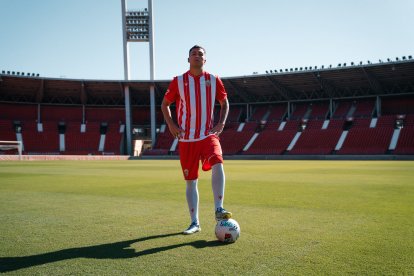 Thalys ya es rojiblanco y sueña con hacer muchos goles en el Almería.