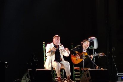 El cantaor Alfredo Tejada junto al guitarrista Antonio de la Luz.