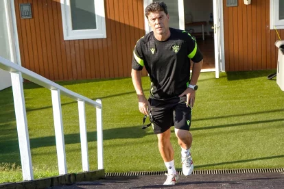 Al entrenador se le ha dado una plantilla capacitada para el ascenso.