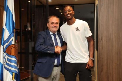 Jokin Aperribay, presidente de la Real Sociedad, y Umar Sadiq, cuando cerraron el fichaje en 2022.