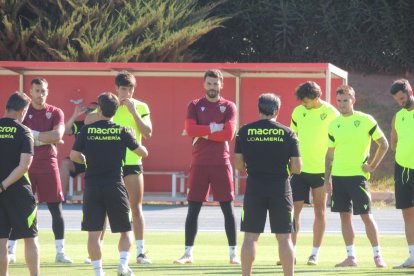 Maximiano atendiendo a Rubi en la charla previa al entrenamiento de este miércoles.