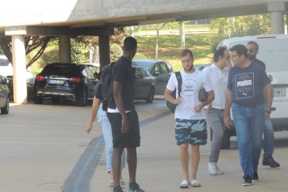 Camino de la presentación en el Mediterráneo junto a Ozornwafor.