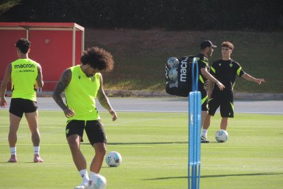 Un central de Primera para el Almería.