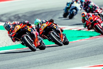 Bastianini y Brad Binder durante una de sus disputas.