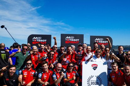 Gracias a las victorias de Marc Márquez, Francesco Bagnaia y Álex Márquez, Ducati se ha asegurado el Campeonato de Constructores de MotoGP 2025 a falta de siete pruebas.