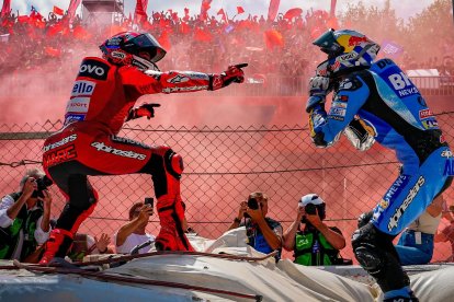 Los dos hermanos celebraron el triunfo ante los aficionados presentes en el circuito.