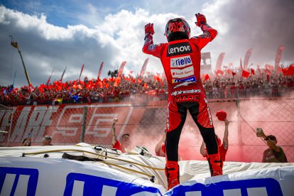 Marc tambien festejo su segundo lugar ante la grada de sus aficionados.