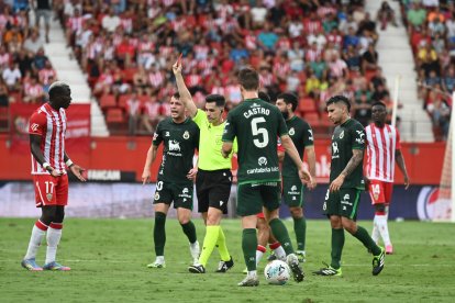 Fuentes Molina expulsó a Dion Lopy en la primera mitad por una entrada sobre Marco Sangalli.