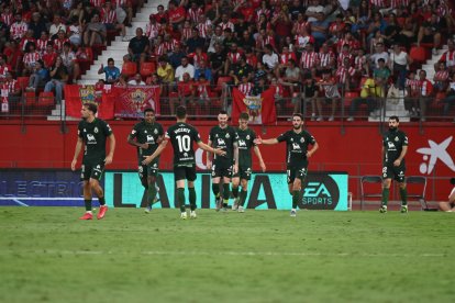 El Racing celebrando la remontada en el Mediterráneo.