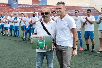 Carlos, el más pequeño de los hermanos del mítico masajista, recibe una fotografía en lienzo de manos del Concejal de Deportes, Juan A. Fernández.