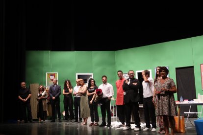 Los actores saludan a los asistentes desde el escenario.