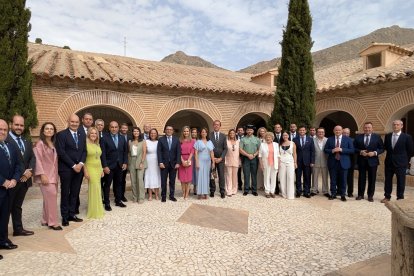 Foto de familia en el Santuario de la Virgen del Saliente.
