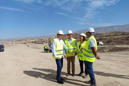 Pedro Fernández y José María Martín junto a la responsable de la Demarcación de Carreteras de Andalucía Oriental y el director de obra