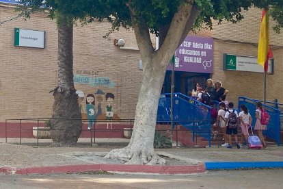 Niños entran a un colegio en Almería este 10 de septiembre.