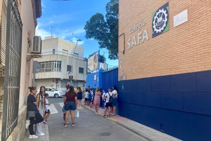 Padres y niños esperan la apertura de puertas en la SAFA este 10 de noviembre.