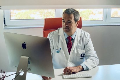 Joaquín Fernández, director médico de Qvision, la Unidad de Oftalmología del Hospital Vithas Almería.