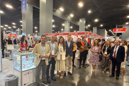 El diputado de Promoción Agroalimentaria, Carlos Sánchez, junto a representantes institucionales y empresarios almerienses durante el recorrido inaugural por el espacio de ‘Sabores Almería’ en Miami.
