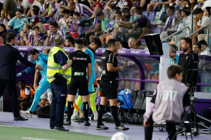 Arcediano Monescillo camino del monitor para revisar una jugada.