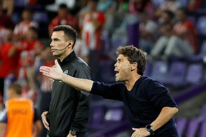 Rubi grita en la banda del José Zorrilla.