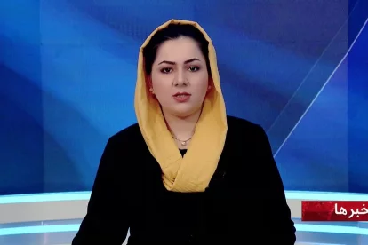 Khadija presentando el informativo de la televisión afgana.
