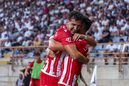 Abrazados al gol en el Reino de León.