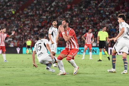 Leo Baptistao se desespera tras fallar una oportunidad de gol.