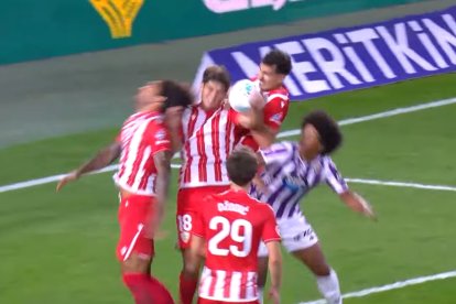 La jugada de Federico Bonini en la que después se pitó penalti.