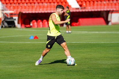 Embarba sí tiene el puesto asegurado en el once del Almería.