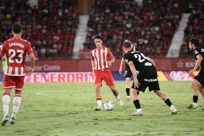 Arribas se vio muy tapado en fases de partido frente al Sporting.