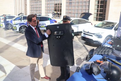 Francisco Góngora y Marco Muñoz mostrando algunos de los medios con los que cuenta la Policía Local.