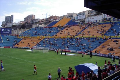 Así era la grada de fondo del Insular antes de su clausura definitiva en el año 2003.