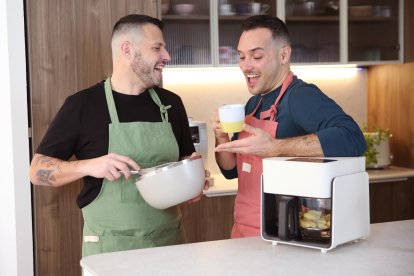 Sergio y Rafa, cocinando junto a una airfryer.