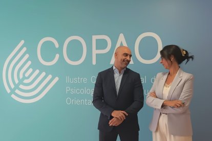 Mariela Checa, decana del COPAO, junto al vicedecano de Almería, Israel Mañas.