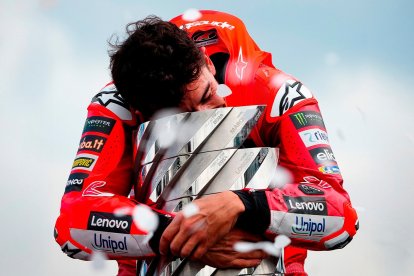 Marca se rompe tras poner su placa en el trofeo de los campeones de MotoGP