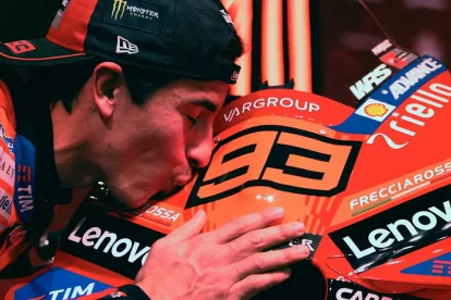 Márquez besando su icónico dorsal y la Ducati con la que ha obtenido su noveno titulo.