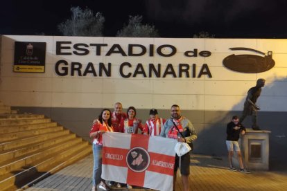 La bandera de la Peña Orgullo Almeriense en el Estadio de Gran Canaria.