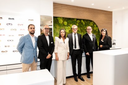 Antonio Martín junto a los profesionales que trabajan en el nuevo centro ZEISS Vision Center.