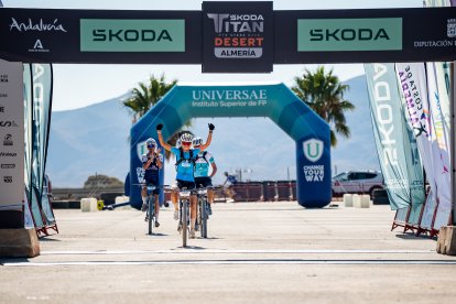 Natalia Fischer vuelve a ganar la etapa.