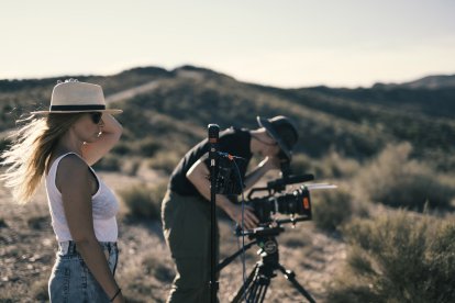 La directora Laura Hojman durante el rodaje en Almería de ‘Un hombre libre’.