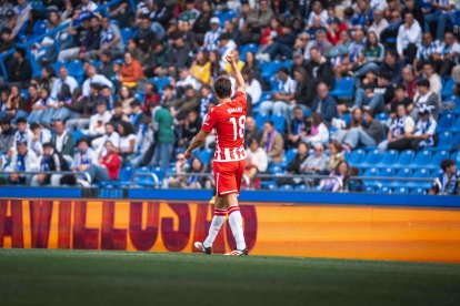 Federico Bonini dirigiéndose a la afición del Almería que se desplazó a Riazor.