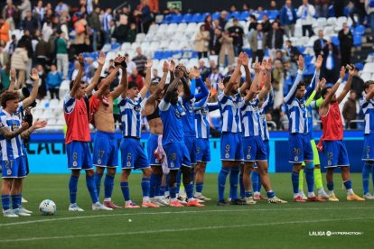 Los jugadores del Depor saludando a su afición dando el punto por bueno.