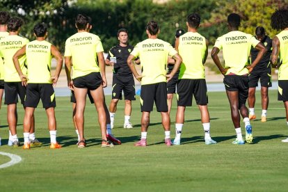 El equipo vive aislado toda la semana con entrenamientos abiertos a la prensa.