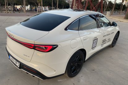 El nuevo BYD Seal 6 DM-i ofrece cinco cómodas plazas y casi 500 litros de maletero