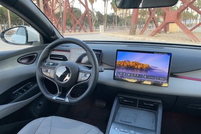 Interior con gran equipamiento de serie que incluye un enorme techo panorámico