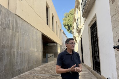 José Luis Sánchez Teruel frente al Centro de Alta Resolución Nicolás Salmerón