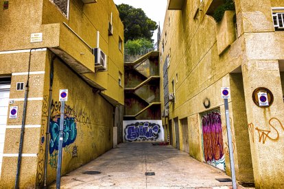 Las escaleras tapiadas sin construir, que hoy sirven como refugio de gente sin hogar.