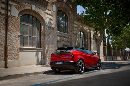 El diseño se enriquece con las nuevas llantas Aero de 18 pulgadas, que flanquean las llantas Petali.