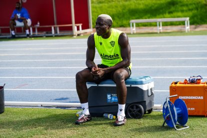 Lopy en el campo Anexo del Estadio de los Juegos Mediterráneos.