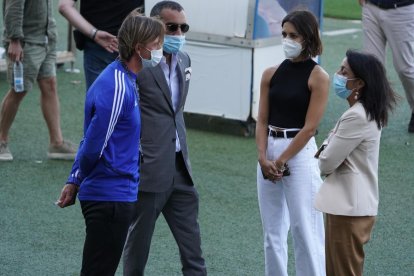 Lydia Oliva, traductora de la UD Almería, con Guti y Mohamed El Assy.