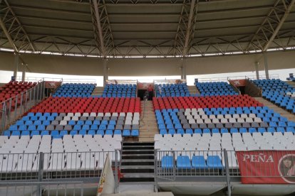 Los asientos empezaron a pintarse de rojo como parte de la Fase 1.